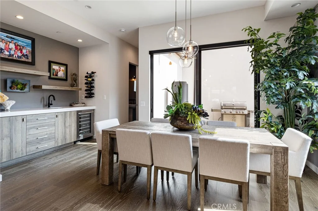 1002 Huntington Street · Dining area