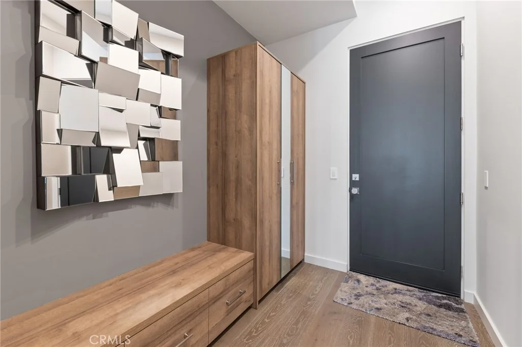 1002 Huntington Street · Entry and staircase