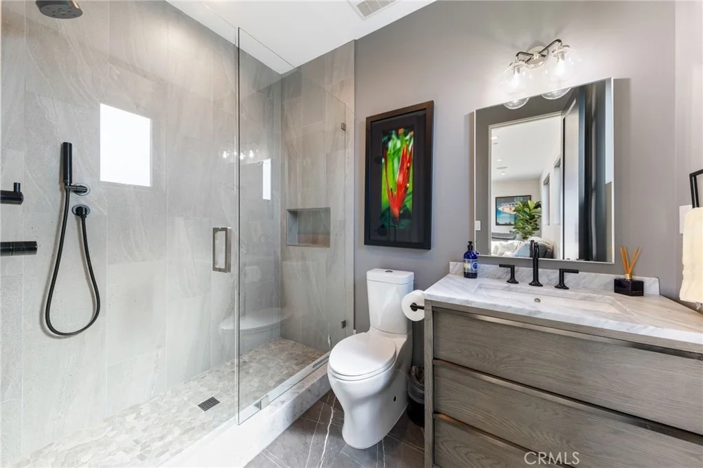 1002 Huntington Street · Walk-in shower