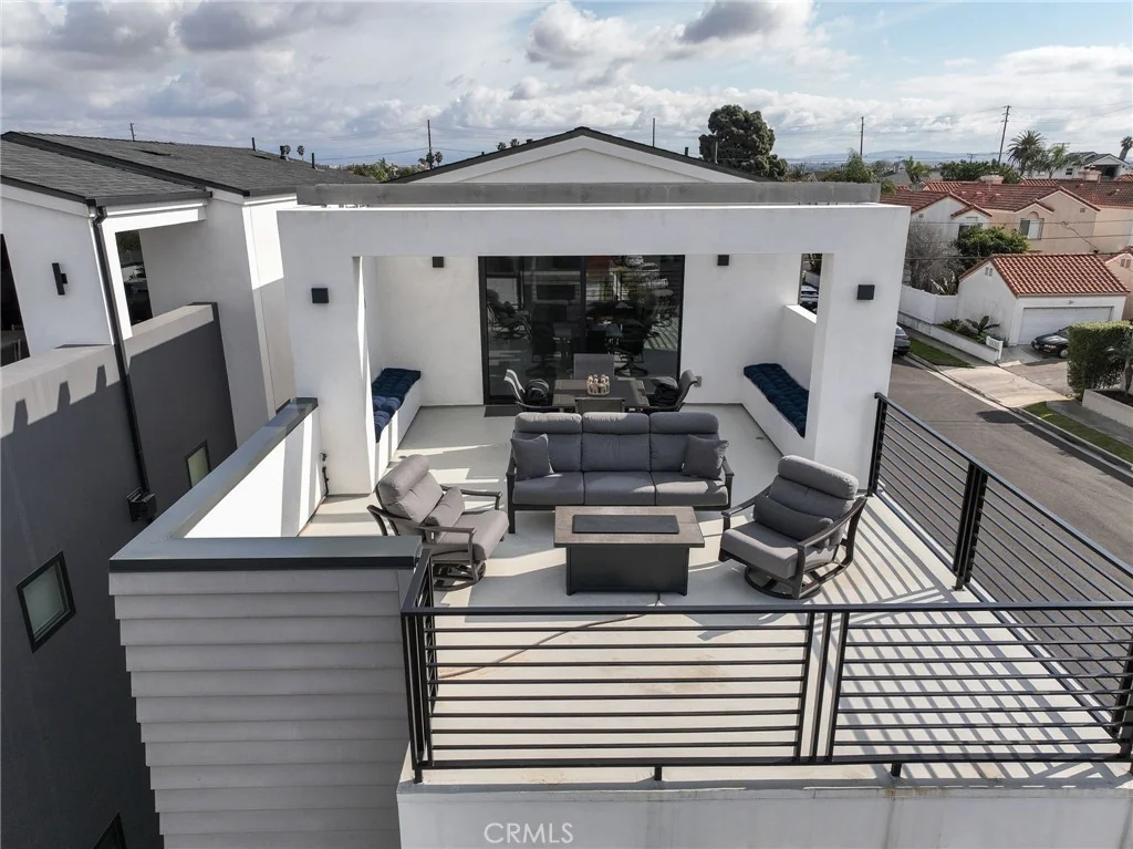 1002 Huntington Street · Roof terrace