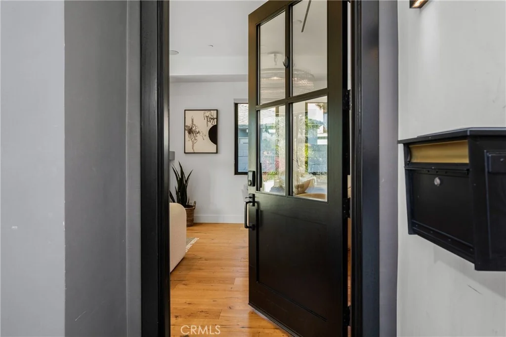 1004 Huntington Street · Entry