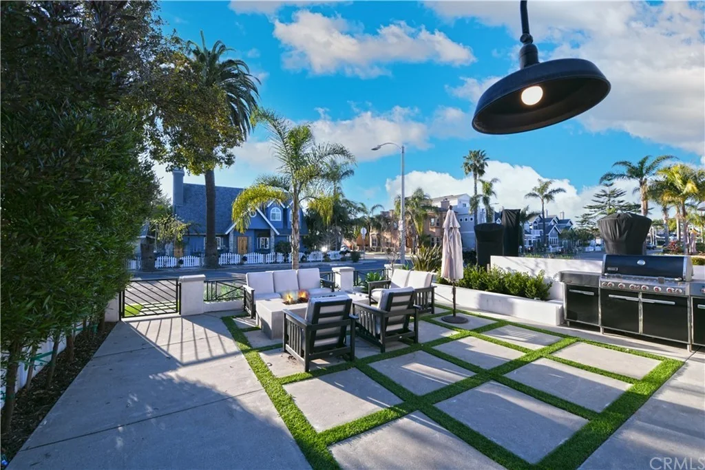 1020 Huntington Street · Front patio