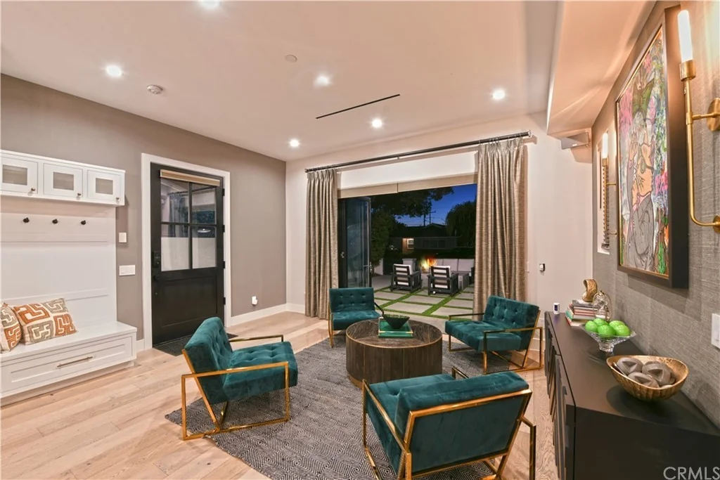 1020 Huntington Street · Living room