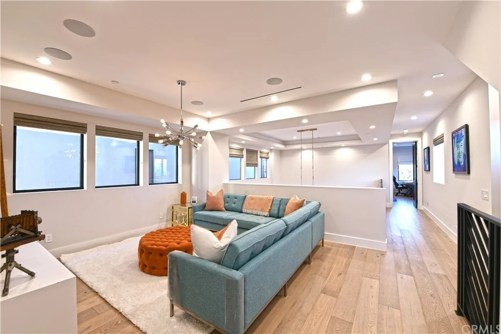 1020 Huntington Street · Upper-level lounge