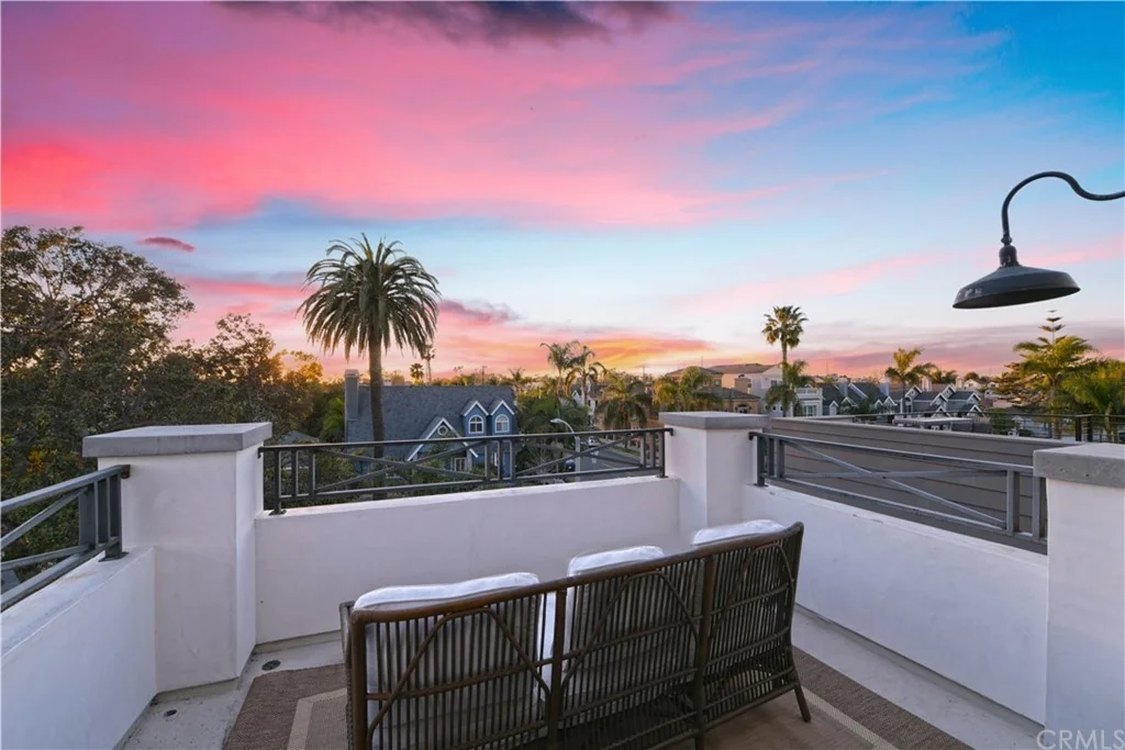 1020 Huntington Street · Terrace