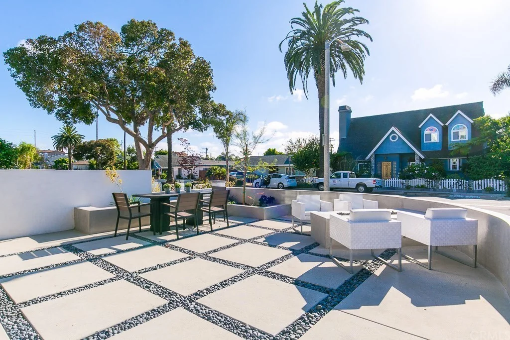 1022 Huntington Street · Front patio