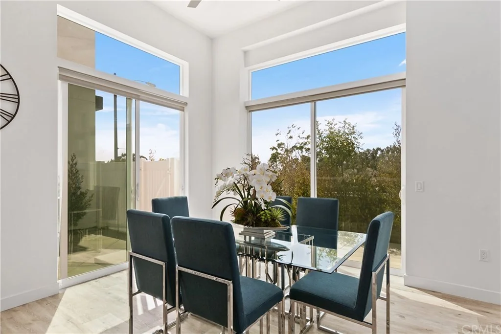 2807 S El Camino Real · Dining area