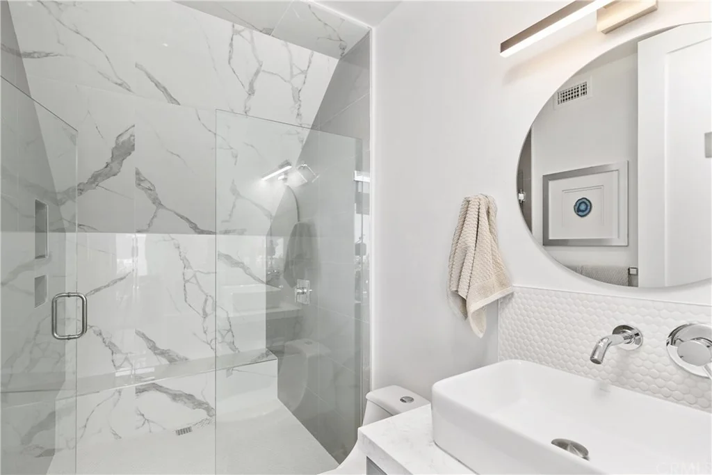 2807 S El Camino Real · Bathroom