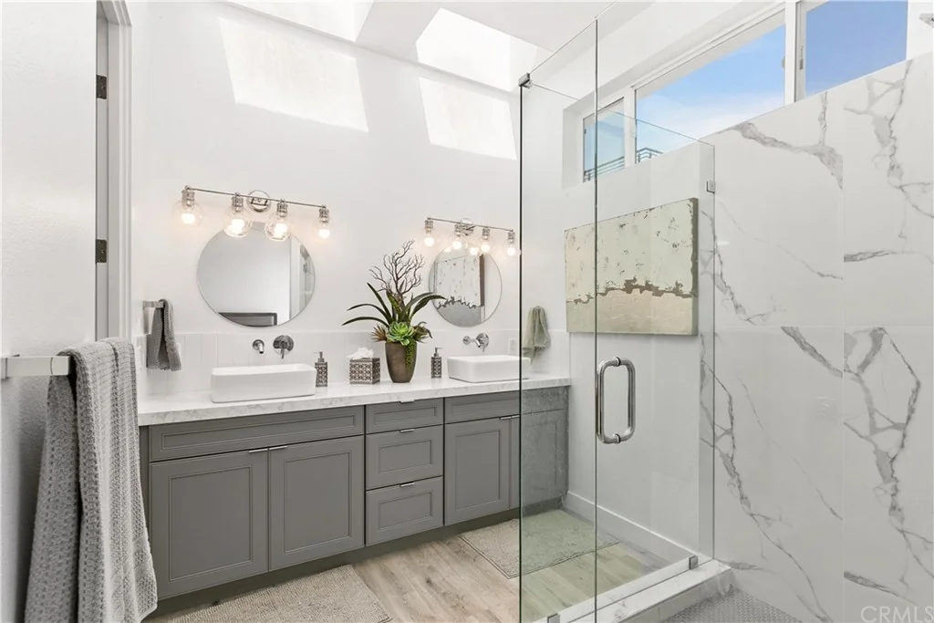 2807 S El Camino Real · Primary bathroom