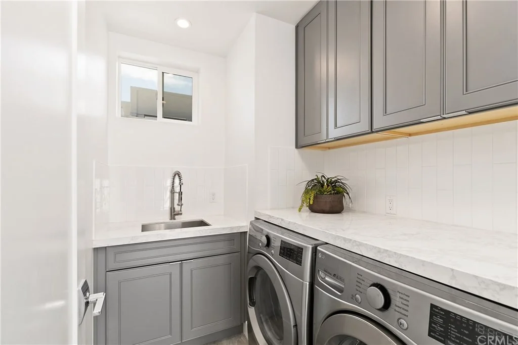 2807 S El Camino Real · Laundry