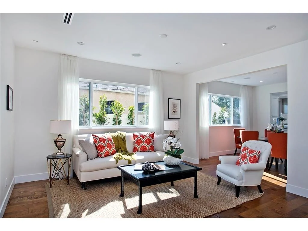 2947 Kelton Avenue · Living room