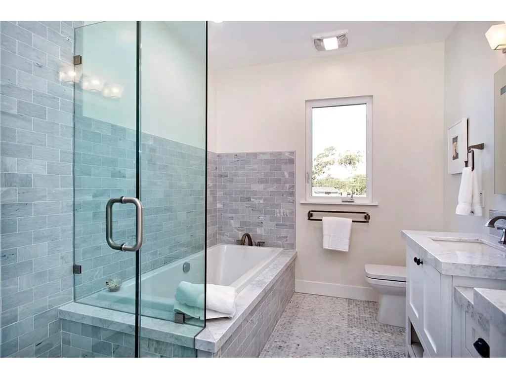 2947 Kelton Avenue · Walk-in shower
